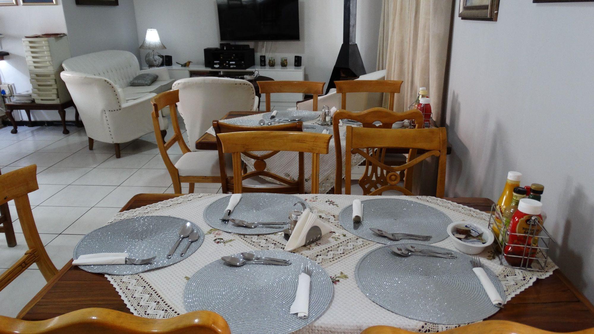Sleepers Villa Guesthouse Polokwane Esterno foto